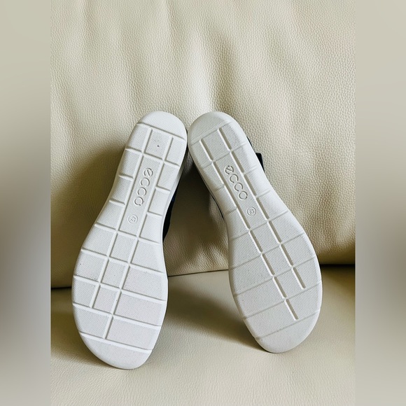 NEW IN BOX Felicia Sandal Dark Petrol Leather
Adjustable Strap Wedge Sandal. - Picture 7 of 14